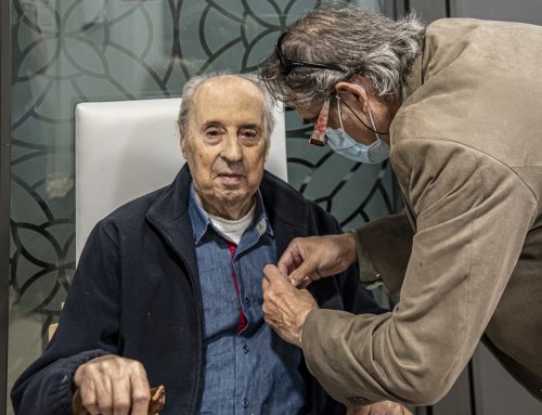 Entrega pin 50 años a Albert Pueyo