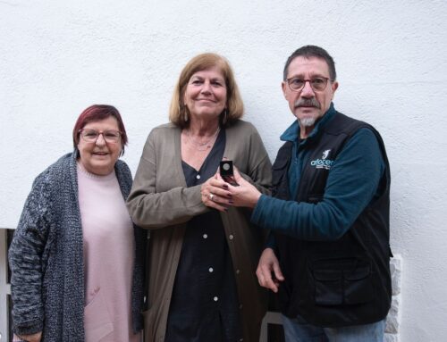 Entrega del pin de plata a Montse Virgili